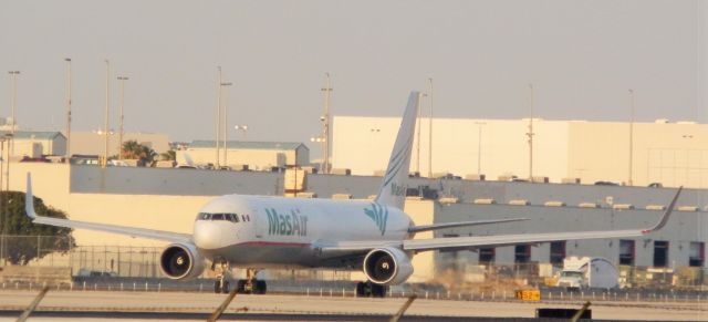 BOEING 767-300 (N420LA)
