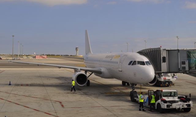 Airbus A320 (EC-GRG) - Vueling Airbus A320-211 EC-GRG ready to leave Barcelona