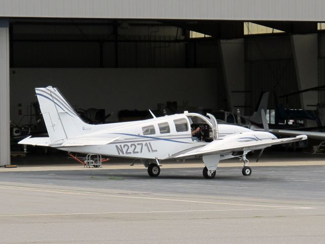 Beechcraft Baron (58) (N2271L) - A very nice 58 Baron.