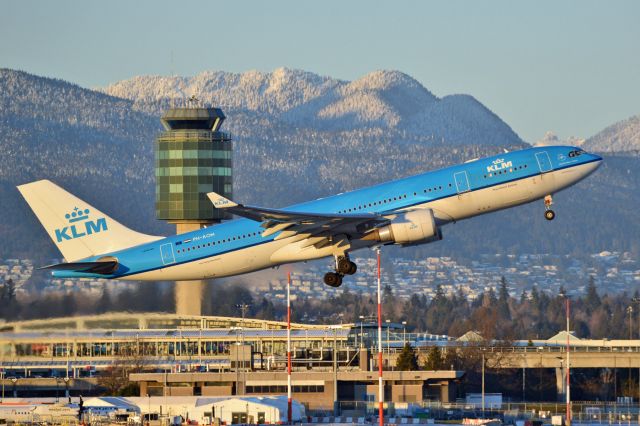 Airbus A330-200 (PH-AOM)