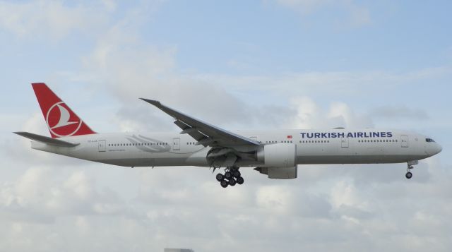 BOEING 777-300ER (TC-LJA)