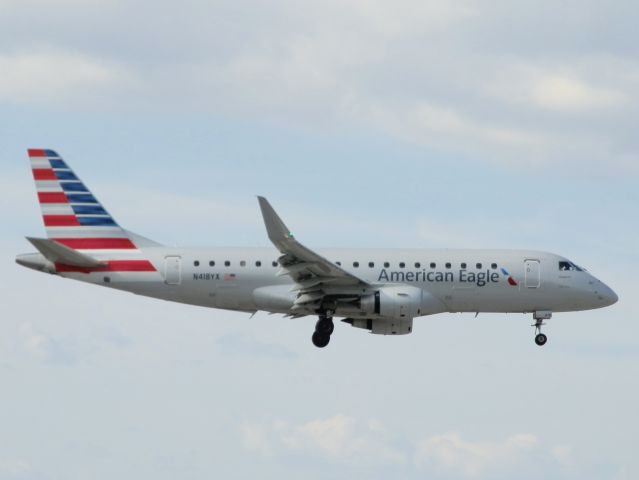 Embraer 170/175 (N418YX)