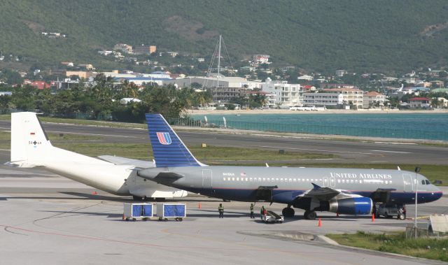Airbus A320 (N410UA)