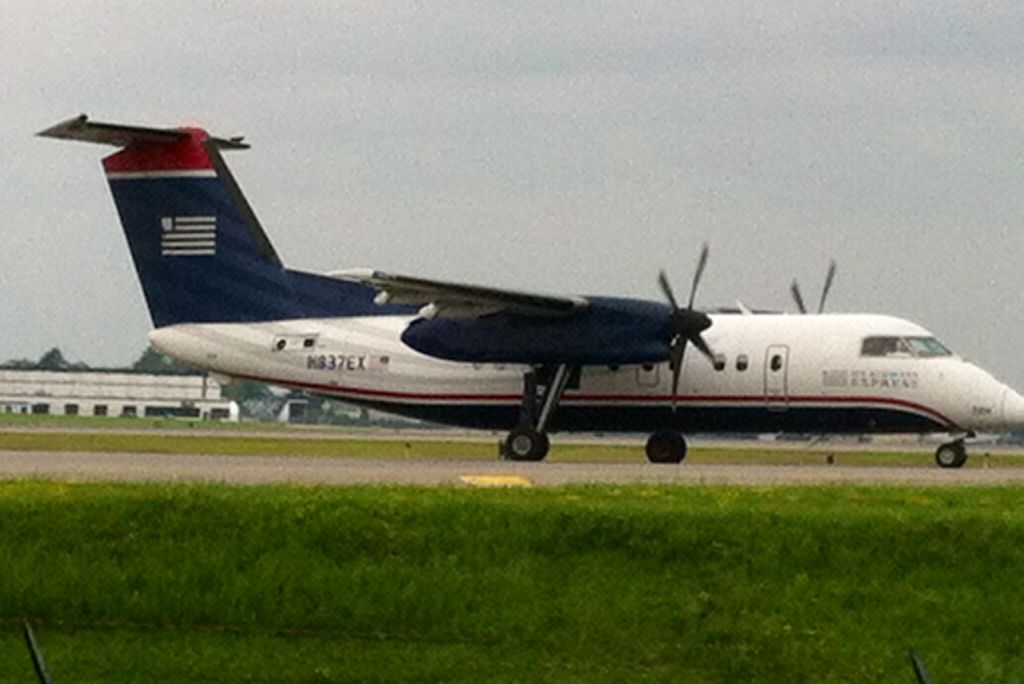 de Havilland Dash 8-200 (N837EX)