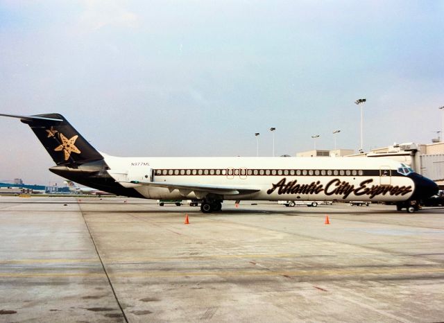 Douglas DC-9-10 (N977ML)