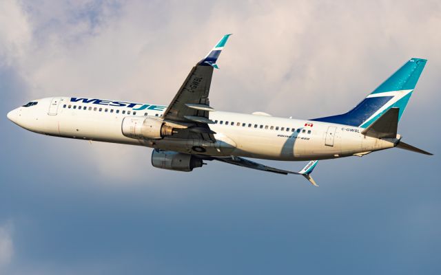 Boeing 737-800 (C-GWBL)