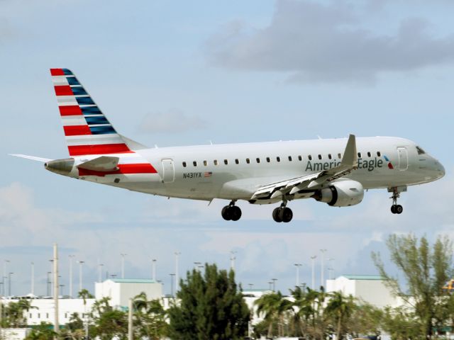 Embraer 170/175 (N431YX)