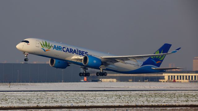 Airbus A350-900 (F-HNET) - Neige à Orly.