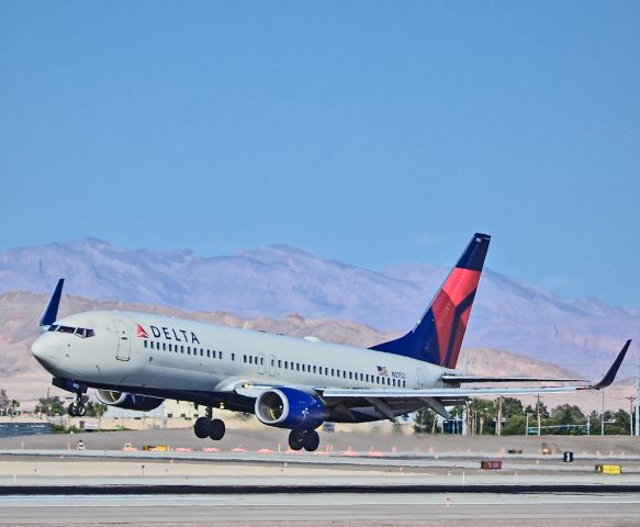 Boeing 737-800 (N3752) - N3752 Delta Air Lines 2001 Boeing 737-832 s/n  30492 - Las Vegas - McCarran International Airport (LAS / KLAS)br /USA - Nevada April 2, 2015br /Photo: Tomás Del Coro