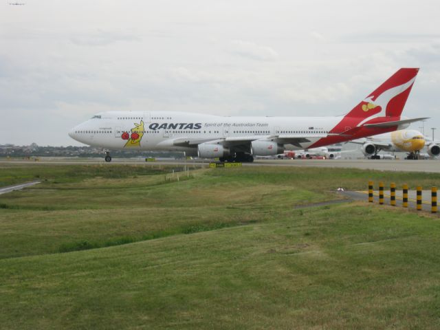 Boeing 747-400 (VH-OJU) - I was standing 200m's right of the center of runway 25.