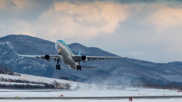 Airbus A330-300 (HL7586) - Korean Air / Airbus A330-323Xbr /Jan.18.2015 Hakodate Airport [HKD/RJCH] JAPAN