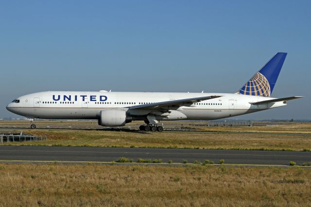 Boeing 777-200 (N216UA)