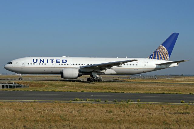 Boeing 777-200 (N216UA)