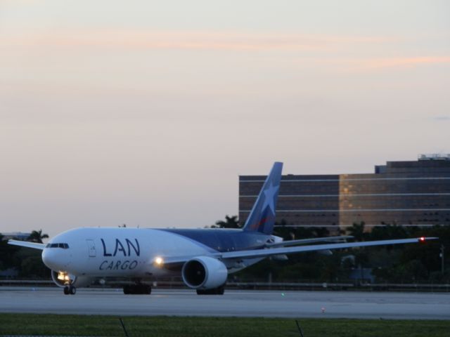 BOEING 777-200LR (N776LA)