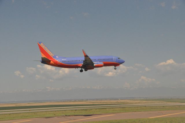 Boeing 737-700 (N619SW) - Southwest 737 over threshhold of runway 34R from United B757