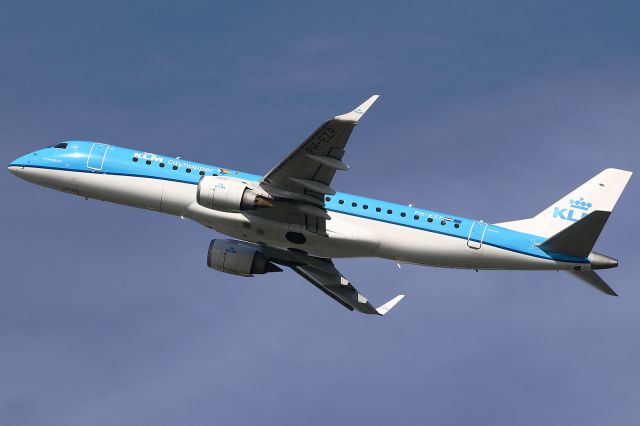 Embraer ERJ-190 (PH-EZP) - PRIDE STICKERS