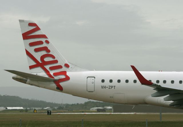 Embraer ERJ-190 (VH-ZPT)