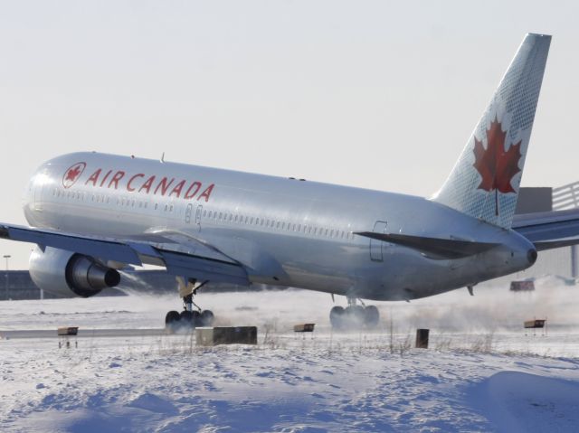 BOEING 767-300 (C-GHLA)