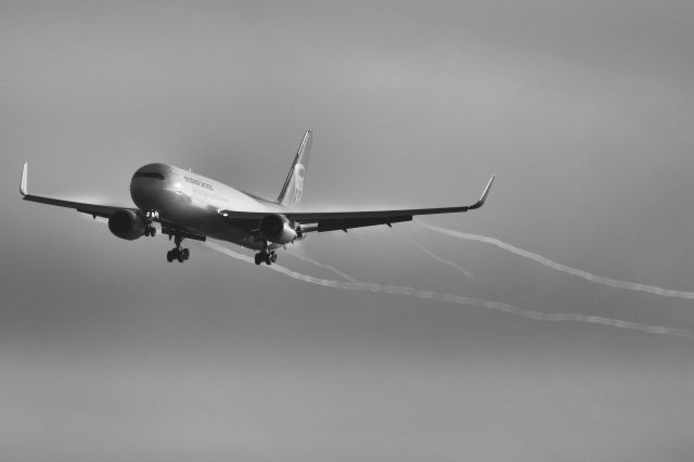 BOEING 767-300 (N343UP) - B&W