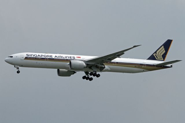 BOEING 777-300 (9V-SWW)