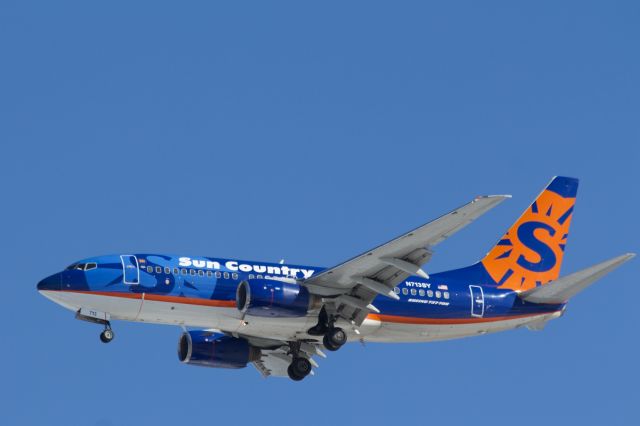 Boeing 737-700 (N713SY) - 2/17/14 - Final Approach to JFK 31R from Costco Parking Lot