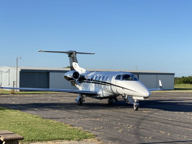 Embraer Phenom 300 (N843YY)