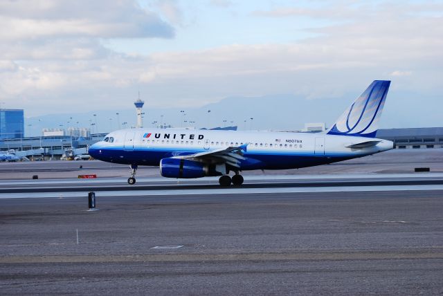 Airbus A319 (N807UA) - photo United Airlines Airbus A319-131 N807UA (cn 798)  Las Vegas - McCarran International (LAS / KLAS) USA - Nevada, December 23, 2010 Photo: Tomas Del Coro