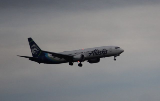 Boeing 737-700 (N933AK)