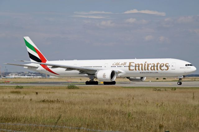BOEING 777-300 (A6-ECH)