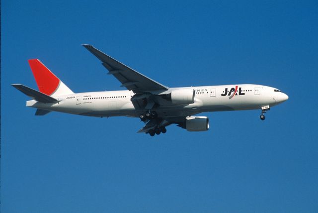 Boeing 777-200 (JA8984) - Final Approach to Tokyo-Haneda Intl Airport Rwy16L on 2002/12/14