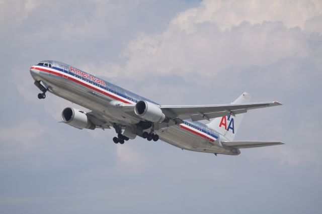 BOEING 767-300 (N366AA)