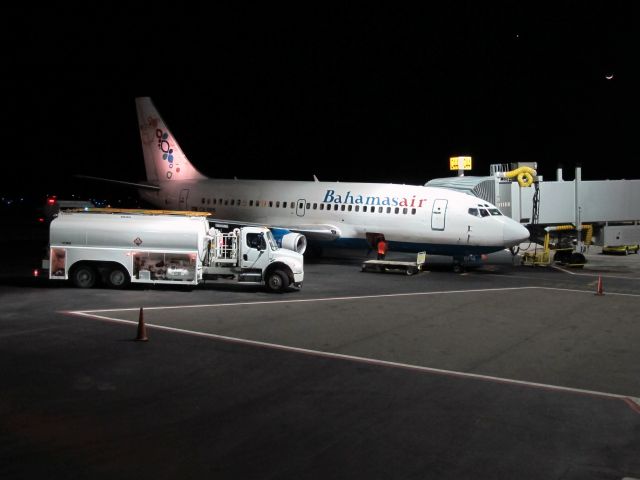 Boeing 737-700 (C6-BFM)