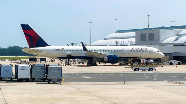 Boeing 757-200 (N554NW) - Headed back to ATL soon onboard DL2326