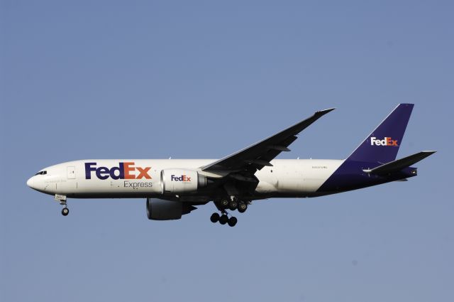 Boeing 777-200 (N885FD) - Final Approach to Narita Intl Airport Rwy16R on 2013/04/18