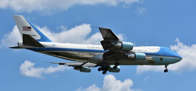 Boeing 747-200 (82-8000) - Another shot! President Trump visited RDU today, 7/27/20, to visit a facility where a coronavirus vaccine is being developed.  Standing at the foot of 23R.