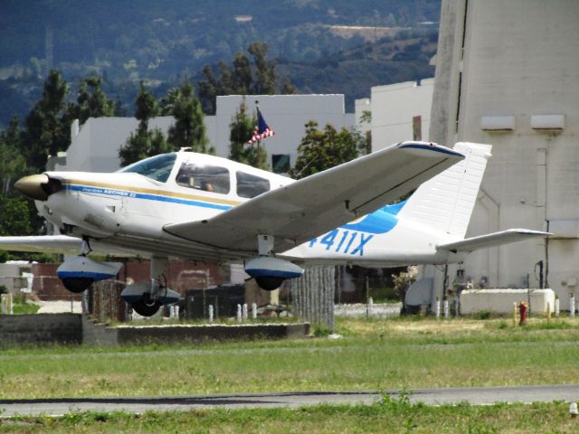 Piper Cherokee (N4411X) - Taking off RWY 26L