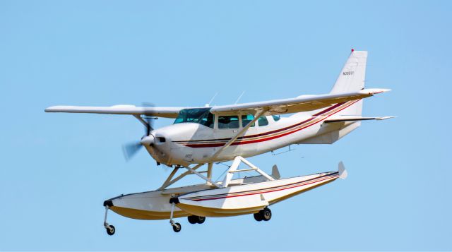 Cessna 206 Stationair (N39501) - Cessna 206 on floats landing at Plymouth