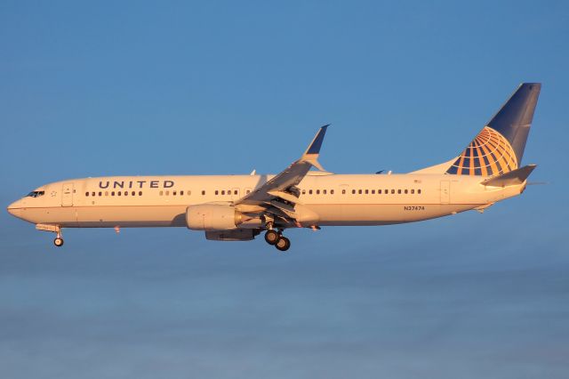 Boeing 737-800 (N37474) - United 453 from Sacramento, CA. 15 Feb 21.