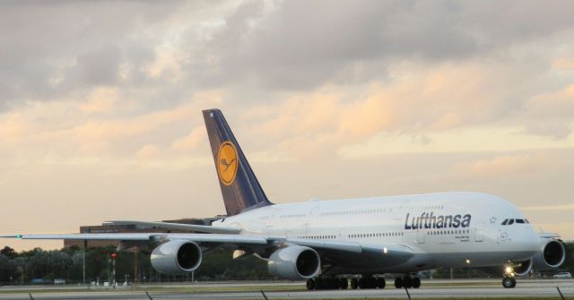 Airbus A380-800 (D-AIMK)