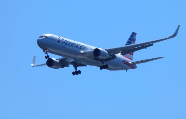 BOEING 767-300 (N394AN) - Shown here on approach is an American Airlines Boeing 767-300 in the Summer of 2018.