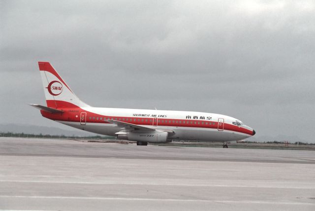 Boeing 737-200 (JA8250) - Taxing at Okinawa-Naha Intl Airport on 1988/03/20