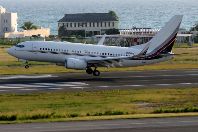 Boeing 737-700 (N129QS)