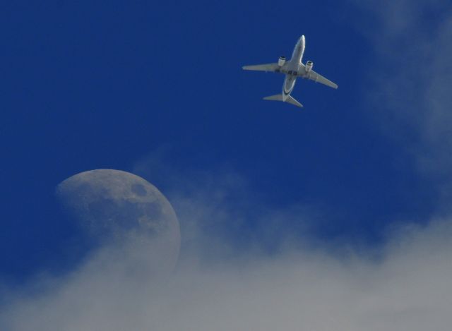 Boeing 737-700 (N613AS) - Alaska Air coming out from cloud cover after completing a loop one departure from KSJC.