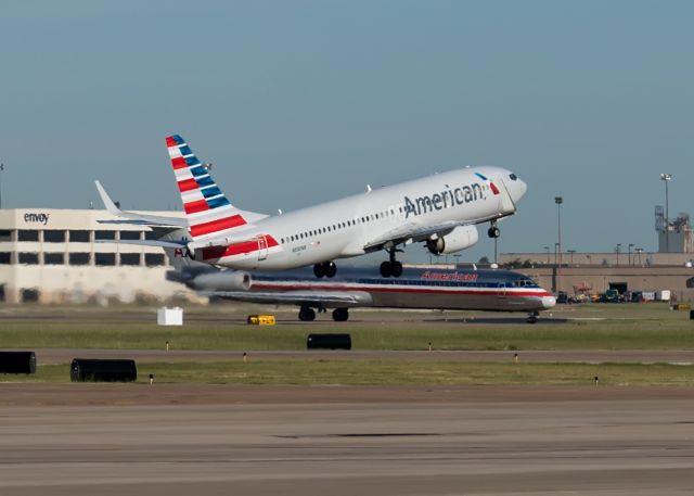 Boeing 737-800 (N990NN)