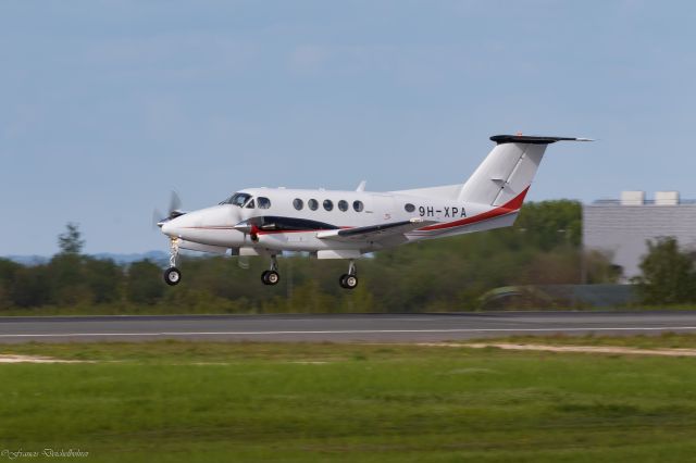 Beechcraft Super King Air 200 (9H-XPA)