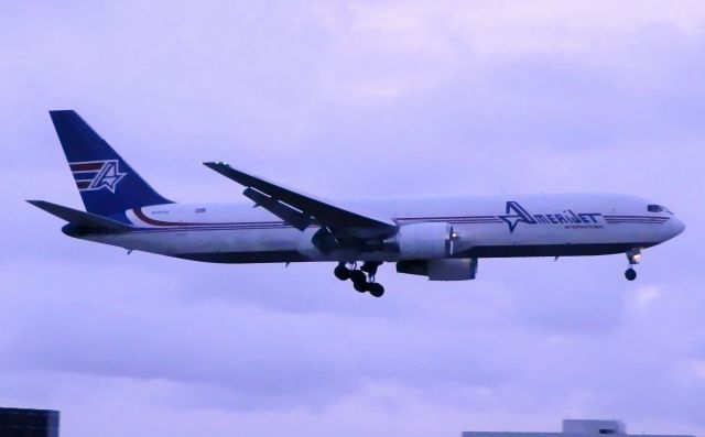 BOEING 767-300 (N319CM)