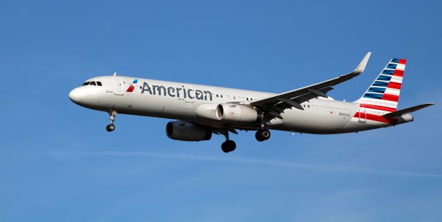 Airbus A321 (N990AU) - On final is this 2016 American Airlines Airbus A321-231 from the Autumn of 2020.