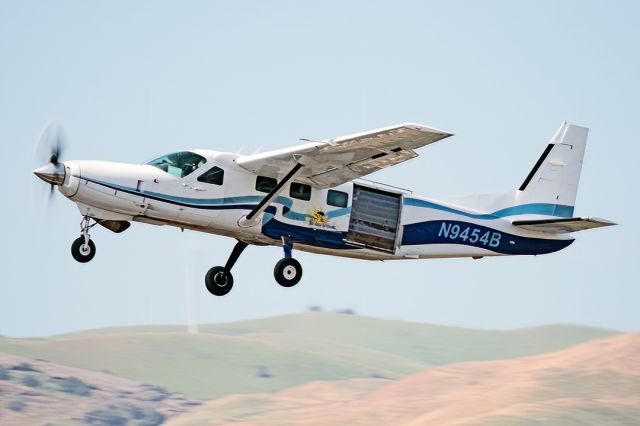 Cessna Caravan (N9454B) - Bay Area Skydiving's Cessna C208B Grand Caravan takes a group of skydivers up from Byron Airport, April 2022.