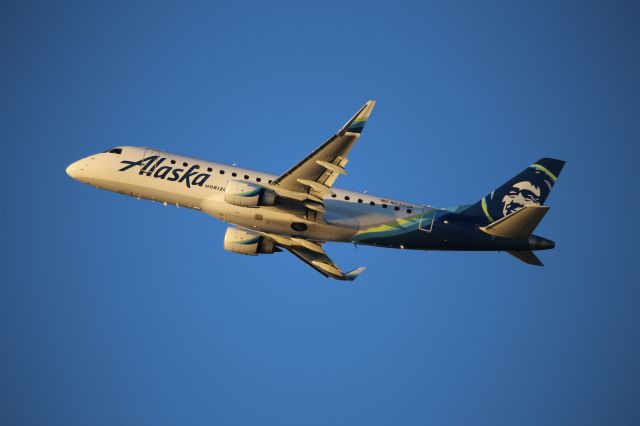 EMBRAER 175 (long wing) (N636QX)