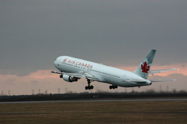 BOEING 767-300 (C-FMWV)